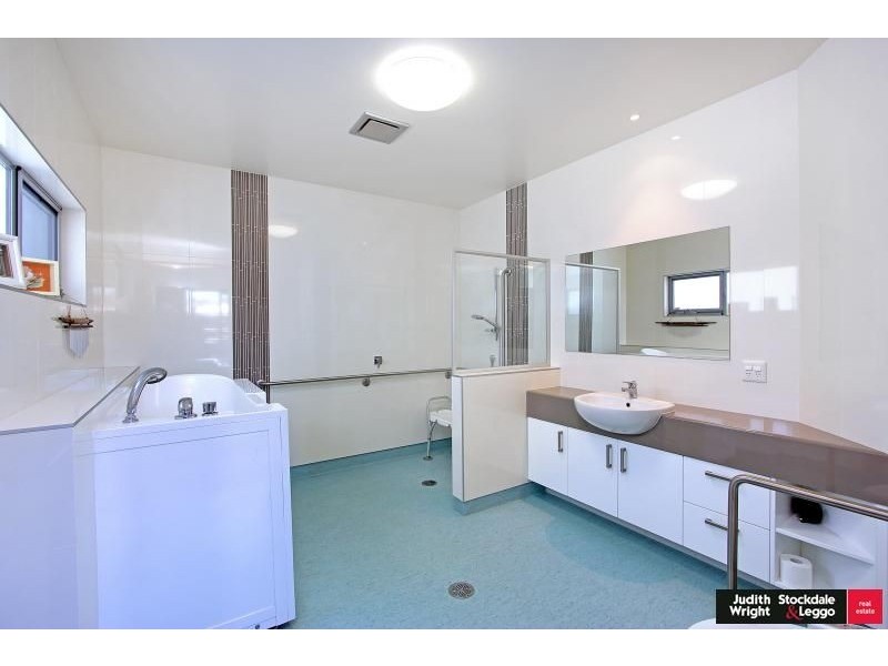 43 Stradbroke Avenue, Cowes VIC 3922