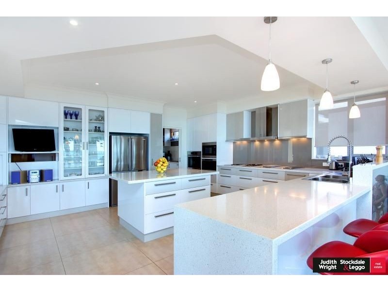 43 Stradbroke Avenue, Cowes VIC 3922