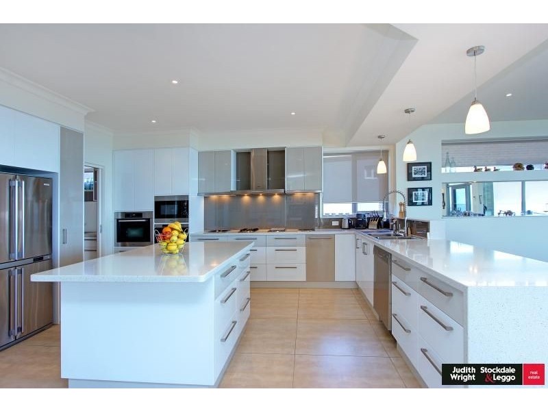 43 Stradbroke Avenue, Cowes VIC 3922