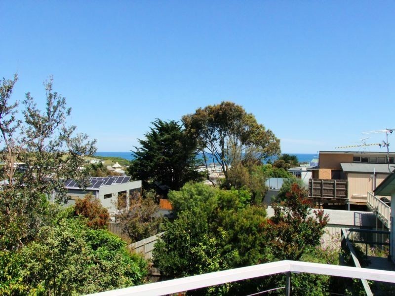 19 Hollywood Crescent, Smiths Beach VIC 3922