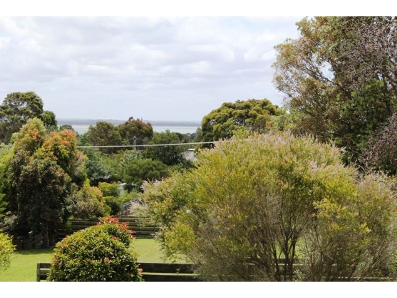 5 Lawrence Avenue, Cowes VIC 3922