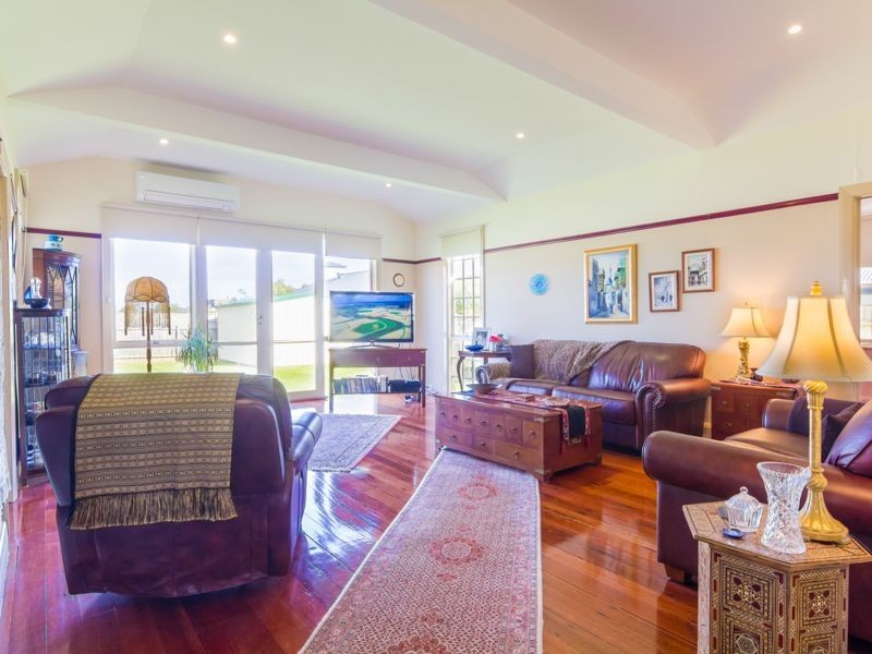 2 Victoria Court, Cowes VIC 3922