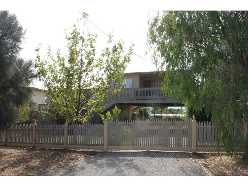 4 Caroline Avenue, Cowes VIC 3922