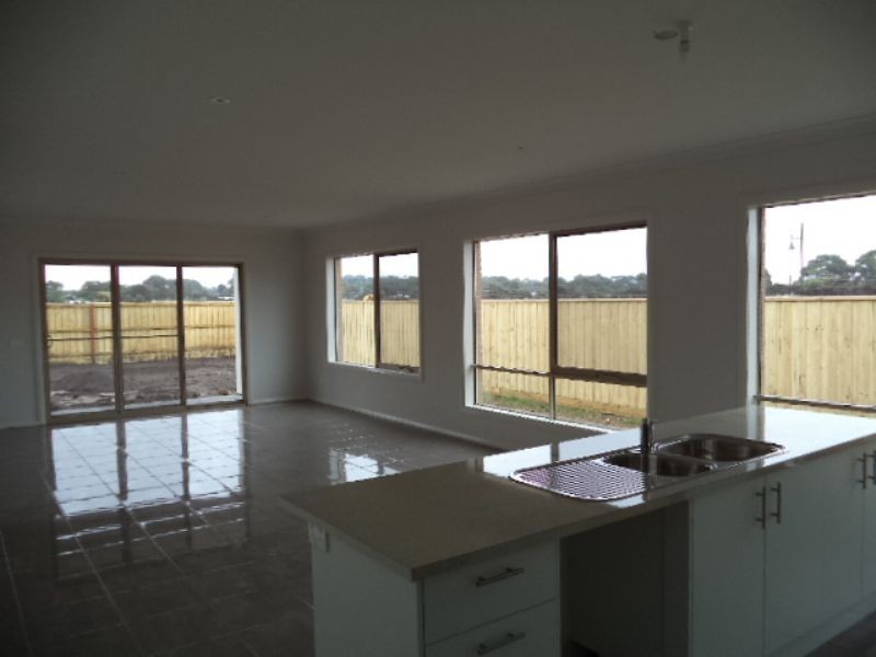 10 Castlecombe Circuit, Cowes VIC 3922