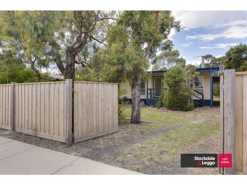 33 Churchill Drive, Cowes VIC 3922