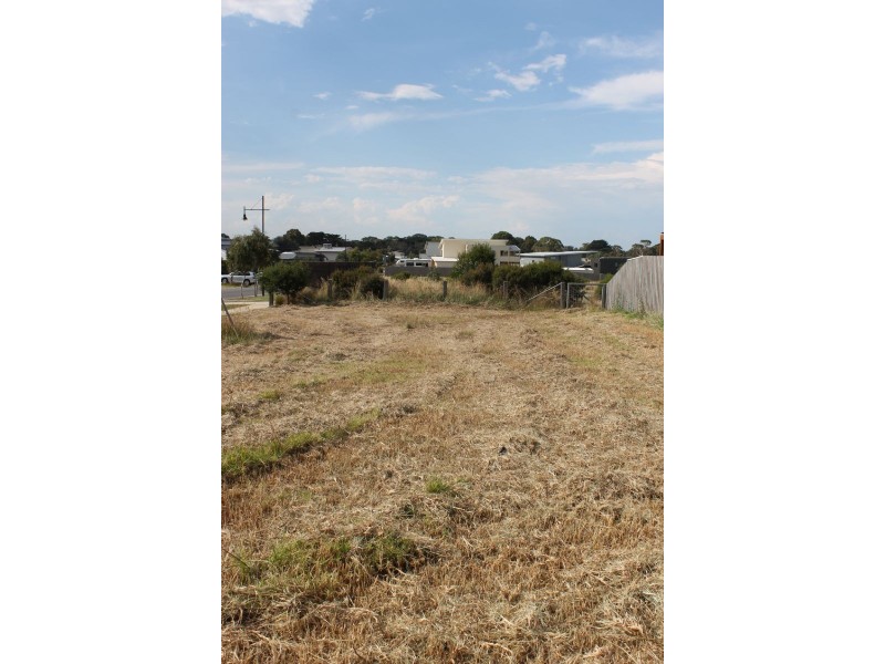 1 Dunes Road, Cowes VIC 3922