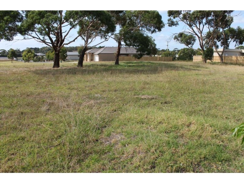 8 Silverstone Drive, Cowes VIC 3922