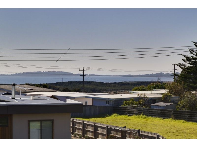 2/1 Bayview Avenue, Surf Beach VIC 3922