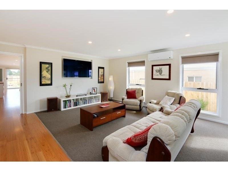 16 Castlecombe Circuit, Cowes VIC 3922