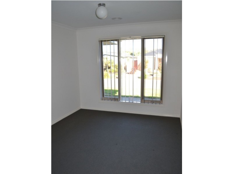 16 Rosella Grove, Cowes VIC 3922