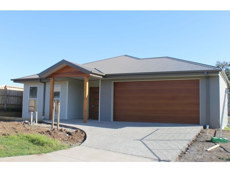 26 Castlecombe Circuit, Cowes VIC 3922