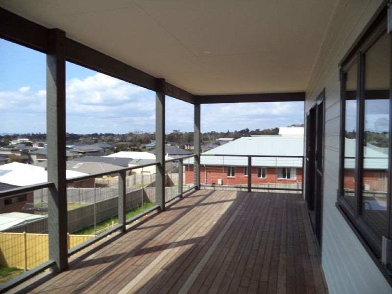 18 Echidna Grove, Cowes VIC 3922