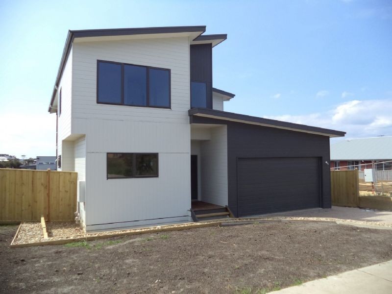18 Echidna Grove, Cowes VIC 3922