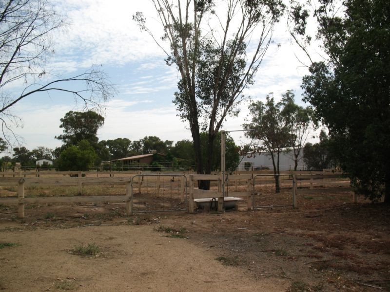 42 Holmes Road, Lake Rowan VIC 3727