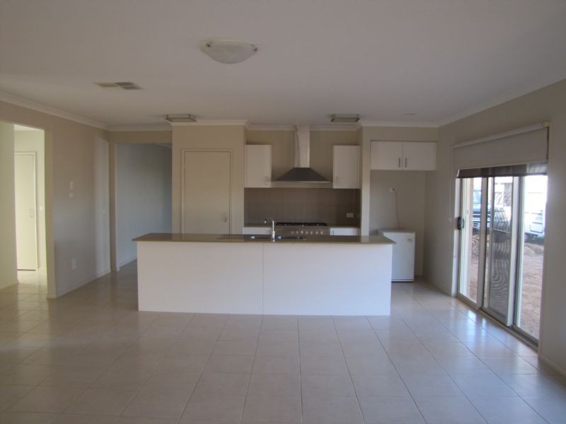 8 Phillip Hyland Drive, Yarrawonga VIC 3730