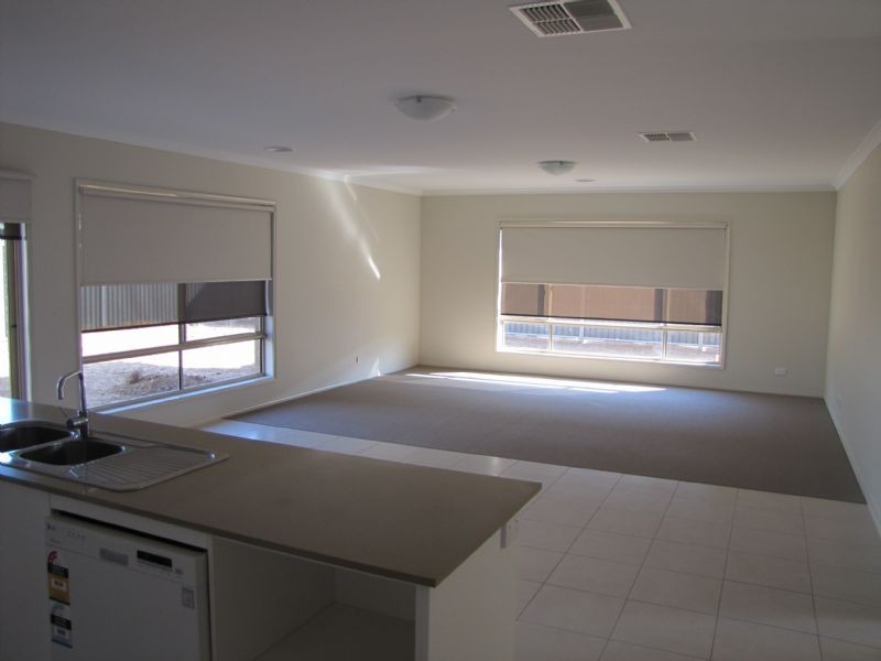 8 Phillip Hyland Drive, Yarrawonga VIC 3730