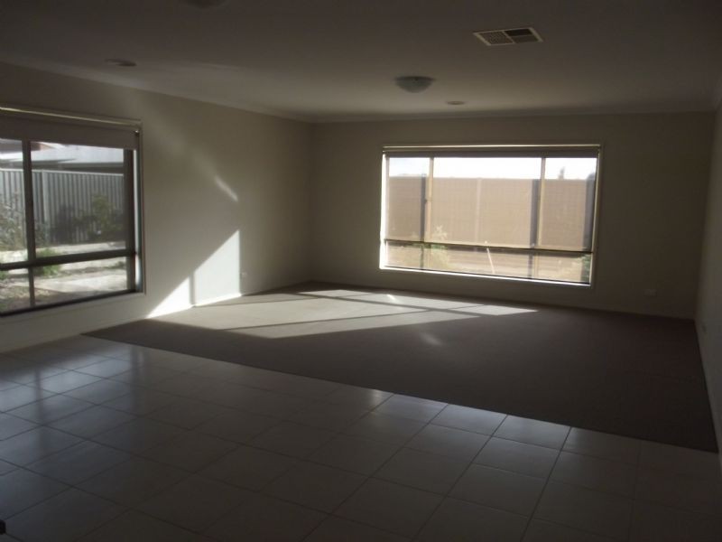 8 Phillip Hyland Drive, Yarrawonga VIC 3730