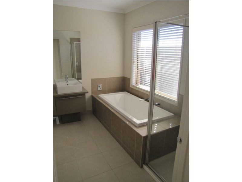 8 Phillip Hyland Drive, Yarrawonga VIC 3730