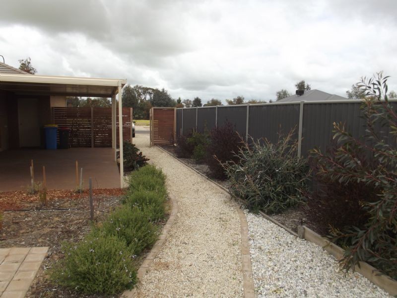 8 Phillip Hyland Drive, Yarrawonga VIC 3730
