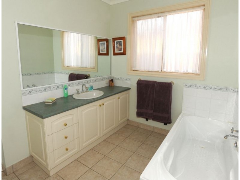 4 Fields Ave, Yarrawonga VIC 3730