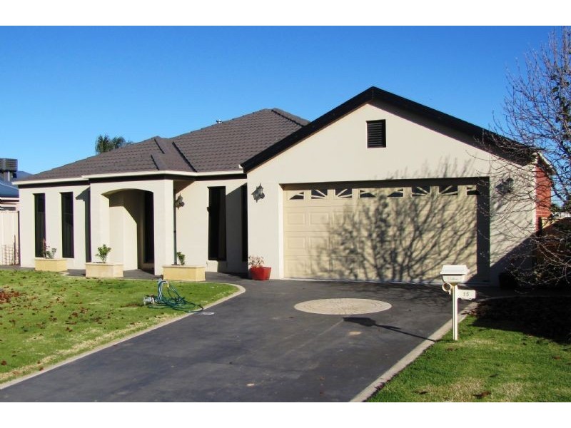 15 Derry Drive, Yarrawonga VIC 3730