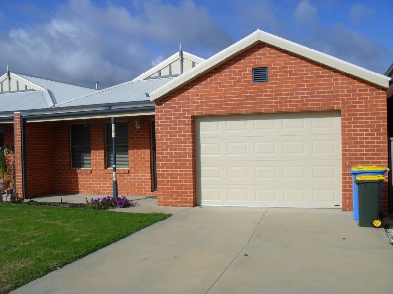 2/5 Hawkins Drive, Yarrawonga VIC 3730
