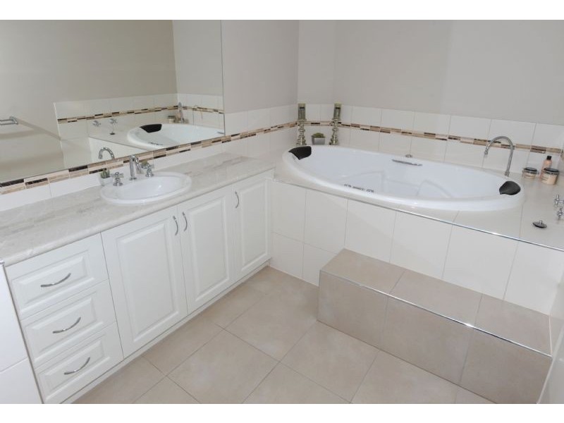 24 Kathryn Crescent, Yarrawonga VIC 3730