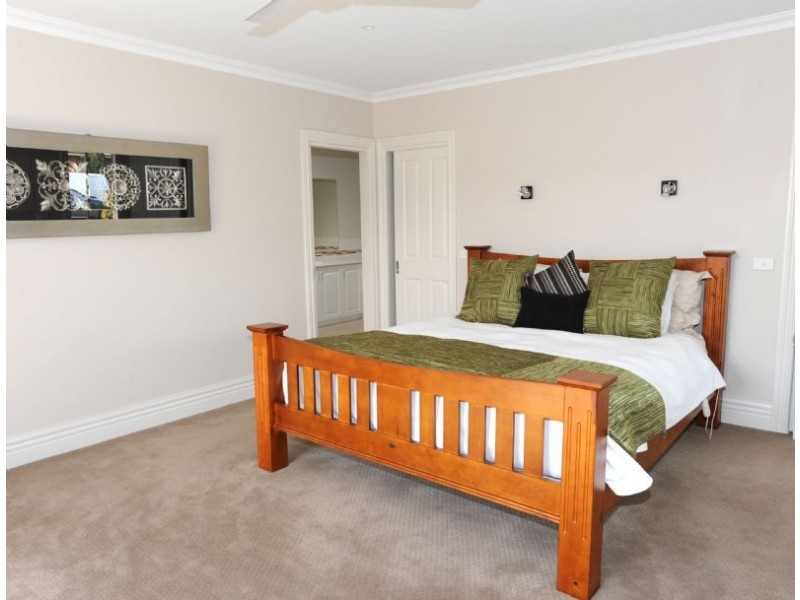 24 Kathryn Crescent, Yarrawonga VIC 3730