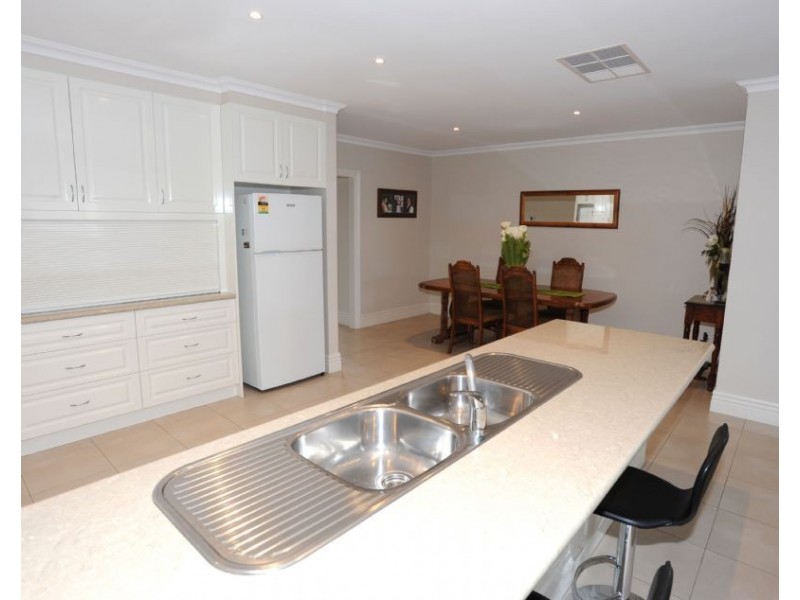 24 Kathryn Crescent, Yarrawonga VIC 3730