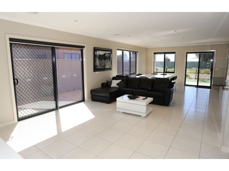 Townhouse-2/4 Luton Drive, Yarrawonga VIC 3730