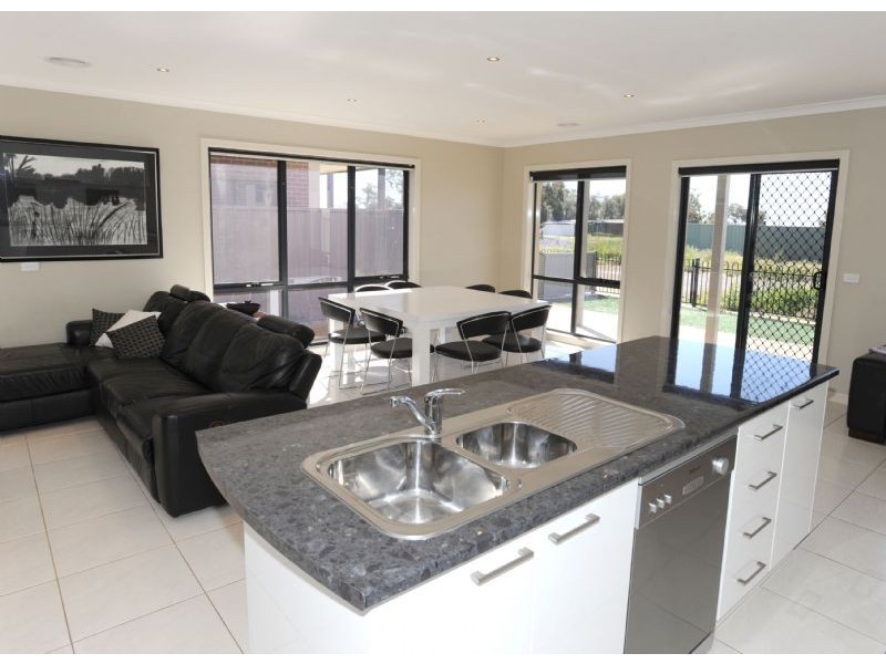 Townhouse-2/4 Luton Drive, Yarrawonga VIC 3730