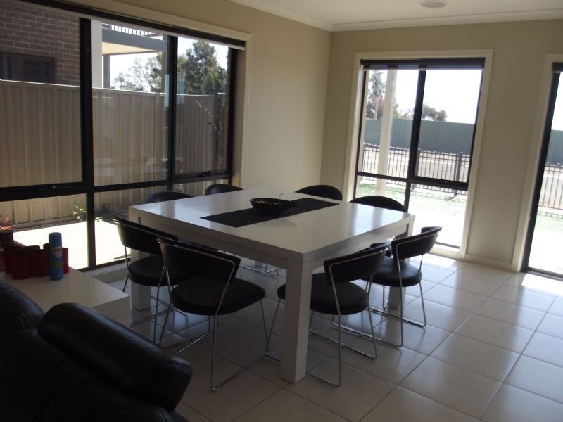 Townhouse-2/4 Luton Drive, Yarrawonga VIC 3730