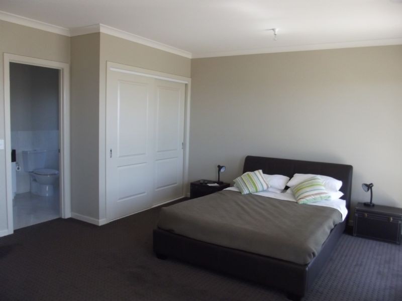 Townhouse-2/4 Luton Drive, Yarrawonga VIC 3730