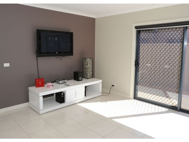 Townhouse-2/4 Luton Drive, Yarrawonga VIC 3730