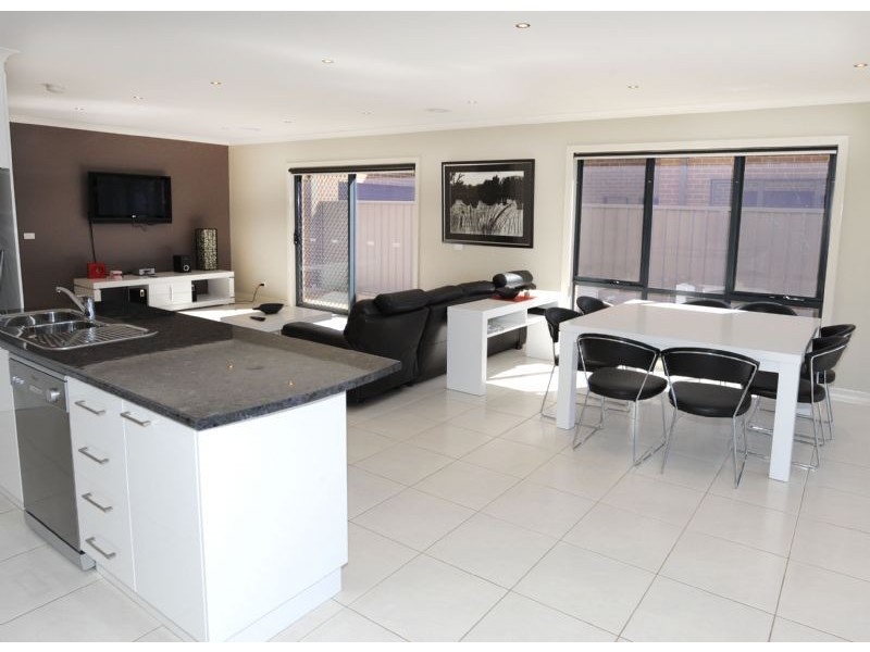 Townhouse-2/4 Luton Drive, Yarrawonga VIC 3730