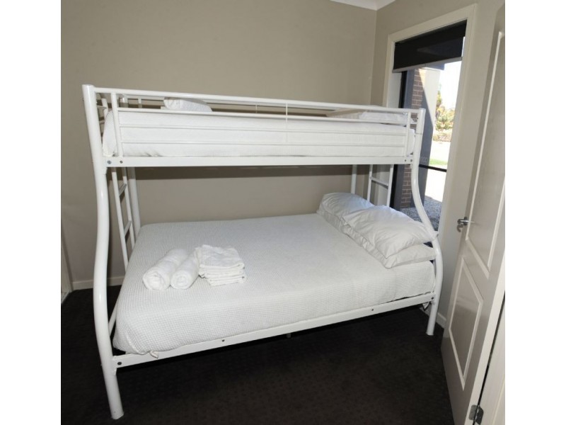 Townhouse-2/4 Luton Drive, Yarrawonga VIC 3730