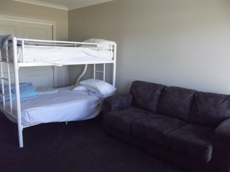 2/4 Luton Dve, Yarrawonga VIC 3730