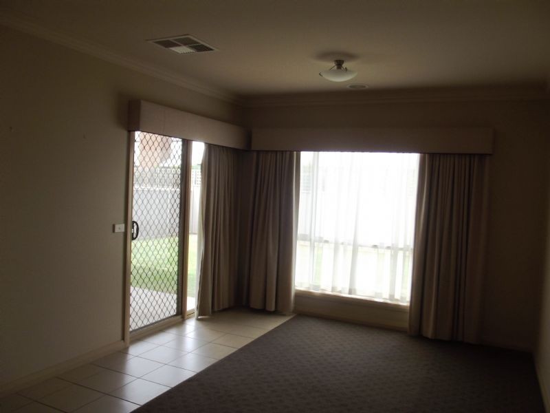 1 & 2/5 Hawkins Drive, Yarrawonga VIC 3730