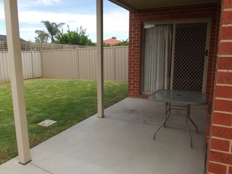 1 & 2/5 Hawkins Drive, Yarrawonga VIC 3730