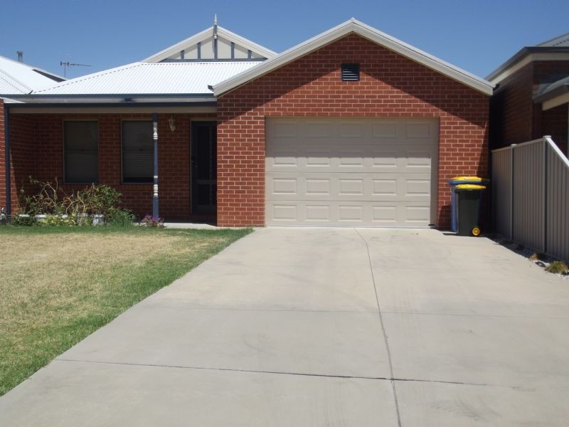 2/5 Hawkins Drive, Yarrawonga VIC 3730
