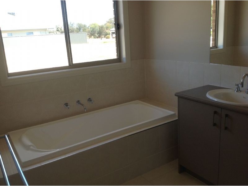 36 Phillip Hyland Drive, Yarrawonga VIC 3730