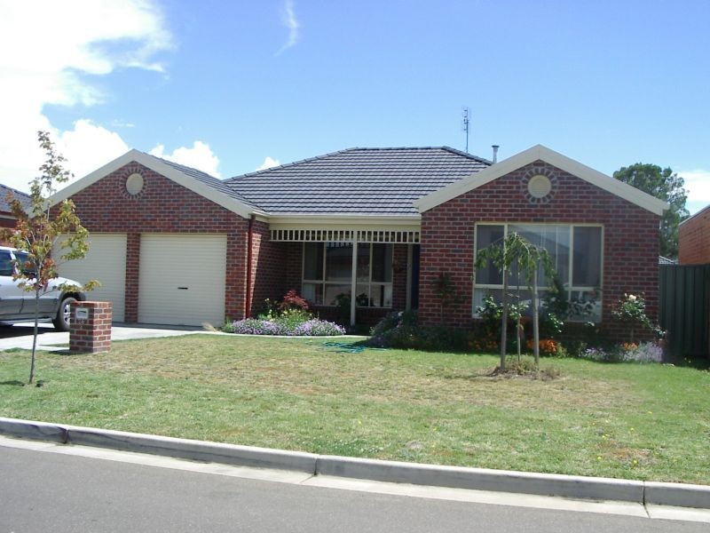 26 St Helens Avenue, Lake Gardens VIC 3355