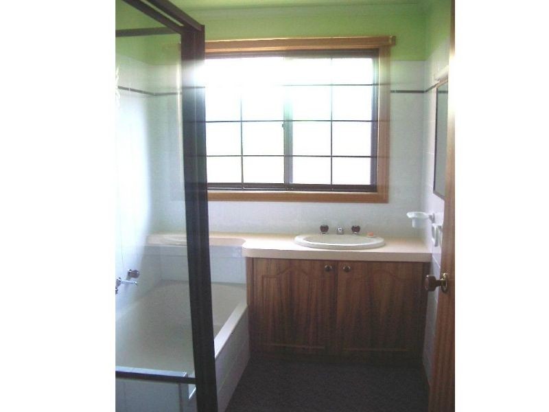 6 Oddie Street, Lake Wendouree VIC 3350