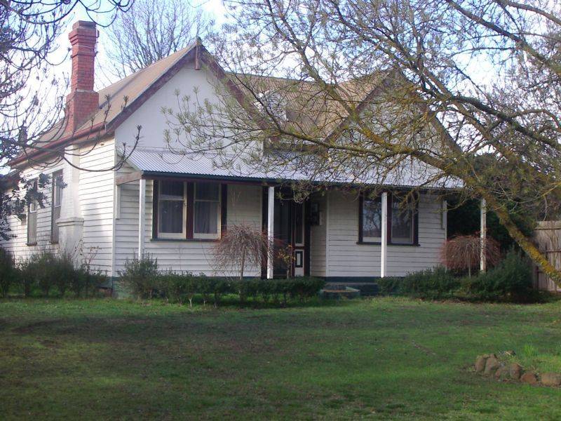 9 Main Road, Scarsdale VIC 3351