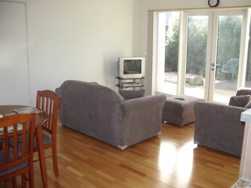 16 St Michaels Place, Lake Gardens VIC 3355