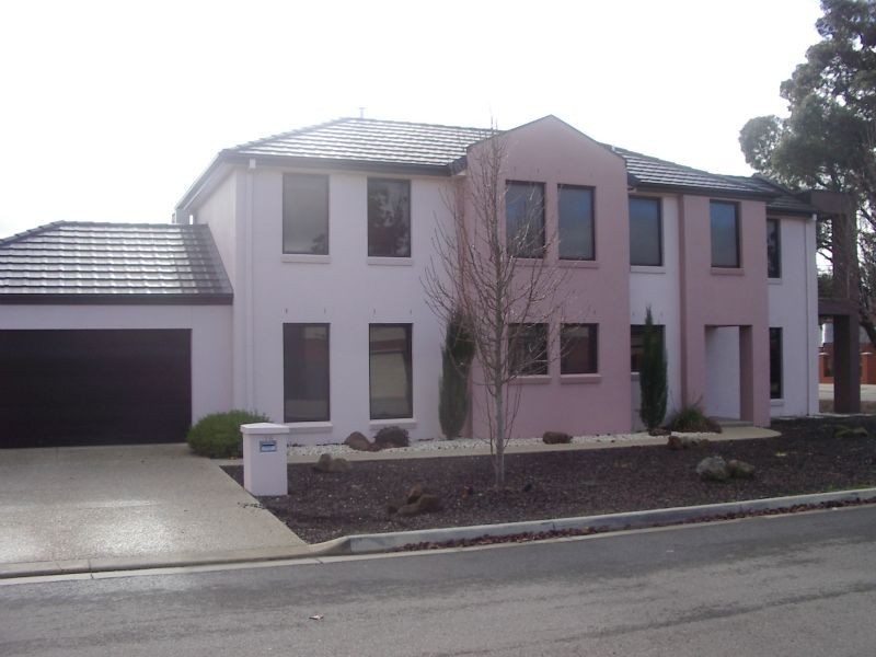 16 St Michaels Place, Lake Gardens VIC 3355