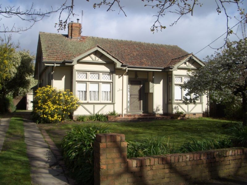 3 Forest Street, Lake Wendouree VIC 3350