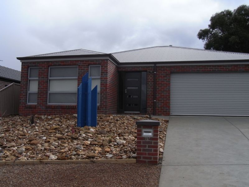 12 Muller Crt, Mount Clear VIC 3350