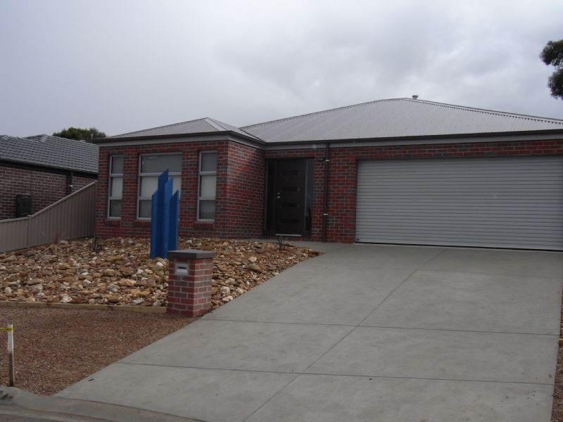 12 Muller Crt, Mount Clear VIC 3350
