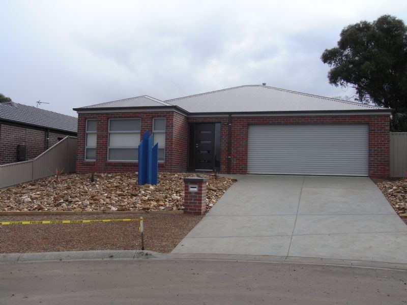 12 Muller Crt, Mount Clear VIC 3350